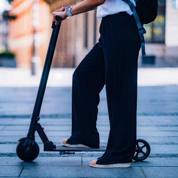 Débrider une trottinette électrique : pourquoi faire et quels sont les risques ?