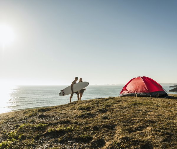 Quels sont les campings de Royan qui offrent des cours de surf ou de planche à voile ?