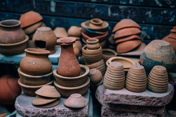 Comment créer un atelier de poterie inspiré par des styles antiques pour débutants?