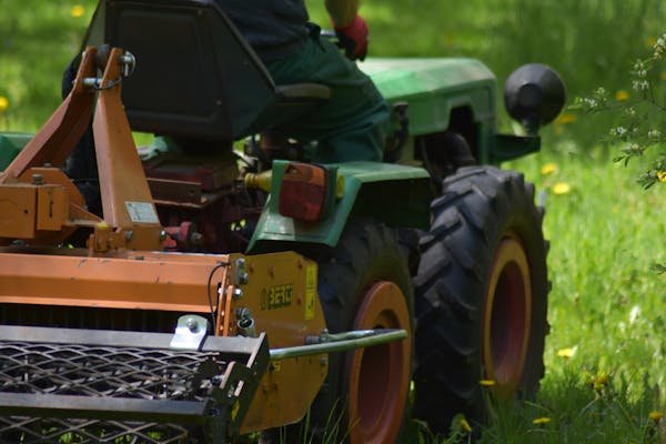 Guide complet sur le démarrage du tracteur tondeuse et astuces efficaces