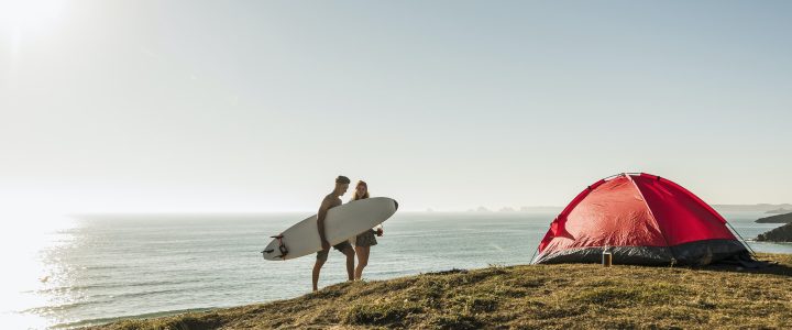 Quels sont les campings de Royan qui offrent des cours de surf ou de planche à voile ?